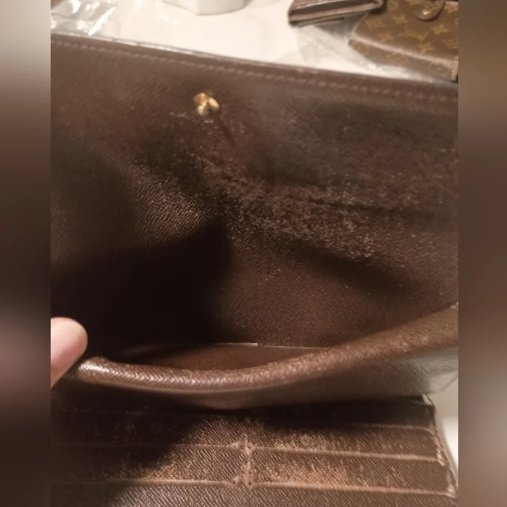 Authentic Louis Vuitton Damier Sarah Longwallet